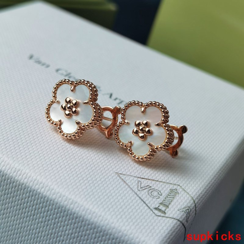 Front view of Van Cleef & Arpels unisex jewelry piece