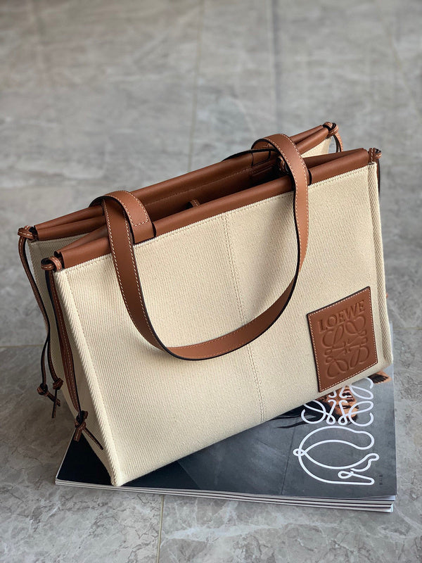 Ziva's Charm handbag – interior view (32cm*24cm*16cm)
