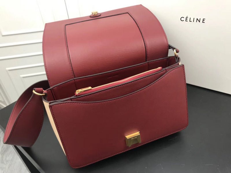Handle and strap detail of chic premium women's handbag – women's premium purse