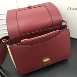 Handle and strap detail of chic premium women's handbag – women's premium purse