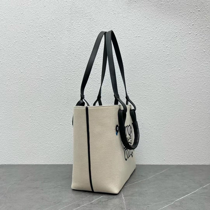 Ziva's Charm handbag – detail view (29cm*14cm*25cm)