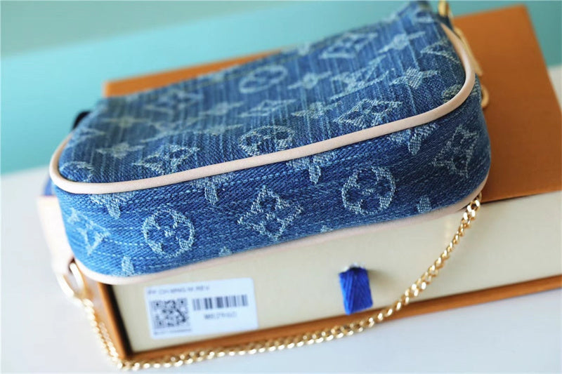  Essential everyday bag carried on shoulder
