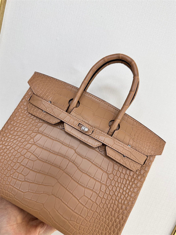  chic shopper bag detail view showing craftsmanship 14