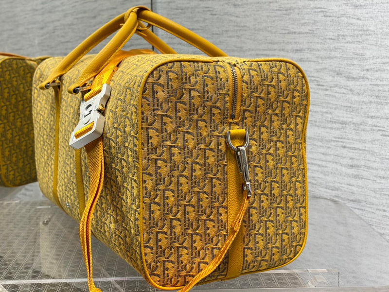 Handle and strap detail of classic premium women's handbag – women's designer-style accessory