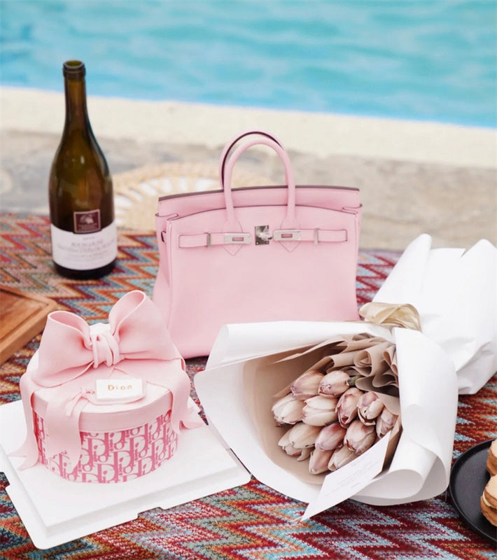  Sophisticated tote bag carried on shoulder