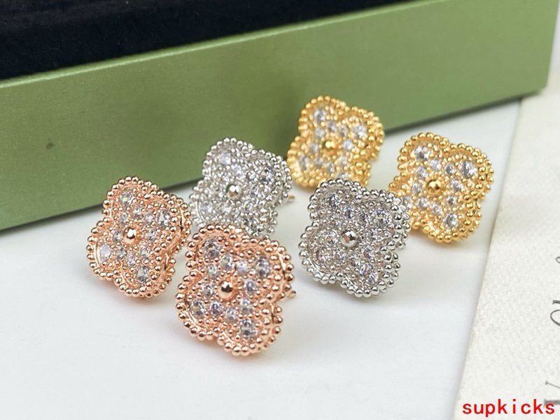 Front view of Van Cleef & Arpels unisex jewelry piece