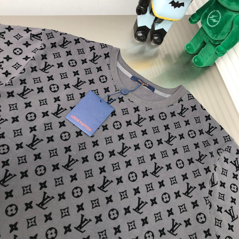 Side profile of Louis Vuitton cotton t-shirt with relaxed-fit cut