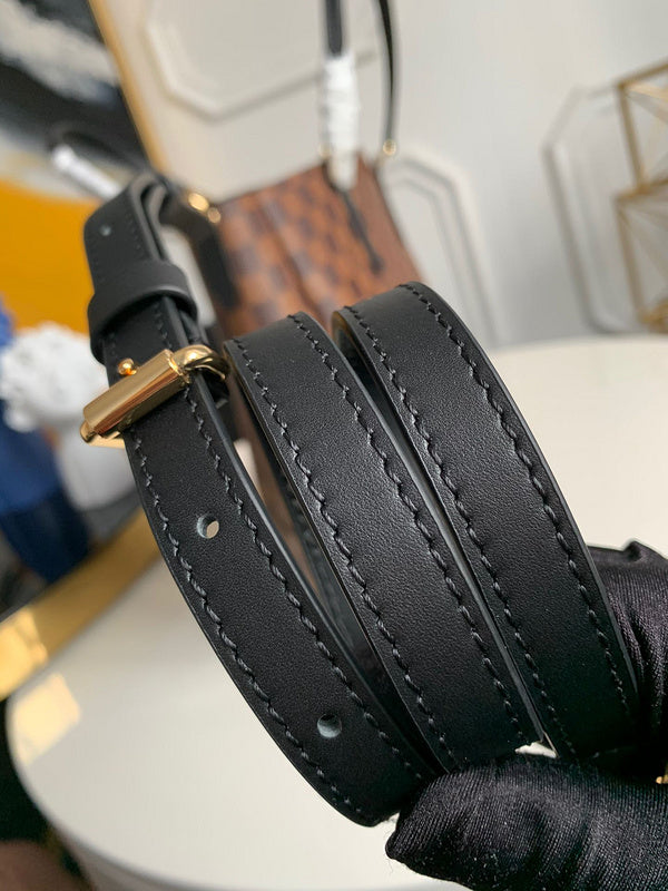 Side profile of everyday-luxe premium women's handbag – women's statement bag