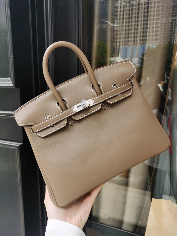  Streamlined everyday bag carried on shoulder