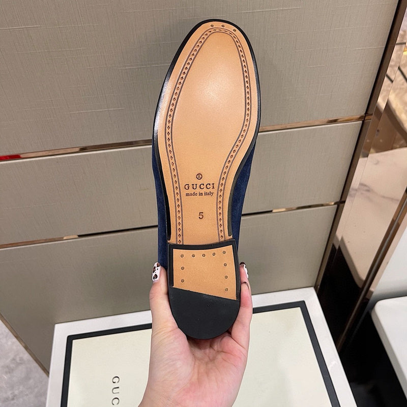 Side profile of Gucci clean off-white sneakers padded collar comfort