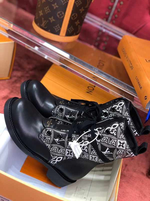 Louis Vuitton Beige Chelsea Boots - Heel Detail View