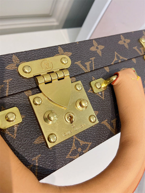  signature carryall bag detail view showing craftsmanship