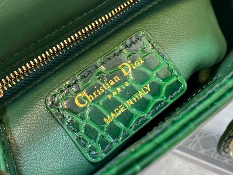 Handle and strap detail of statement sleek women's handbag – women's luxury handbag