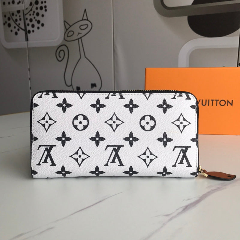 Side profile of chic statement women's handbag – women's luxury accessory