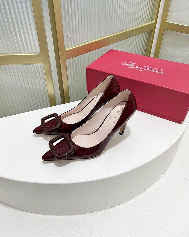 Three-quarter angle view of Roger Vivier luxury piece style No.095