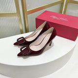 Three-quarter angle view of Roger Vivier luxury piece style No.095