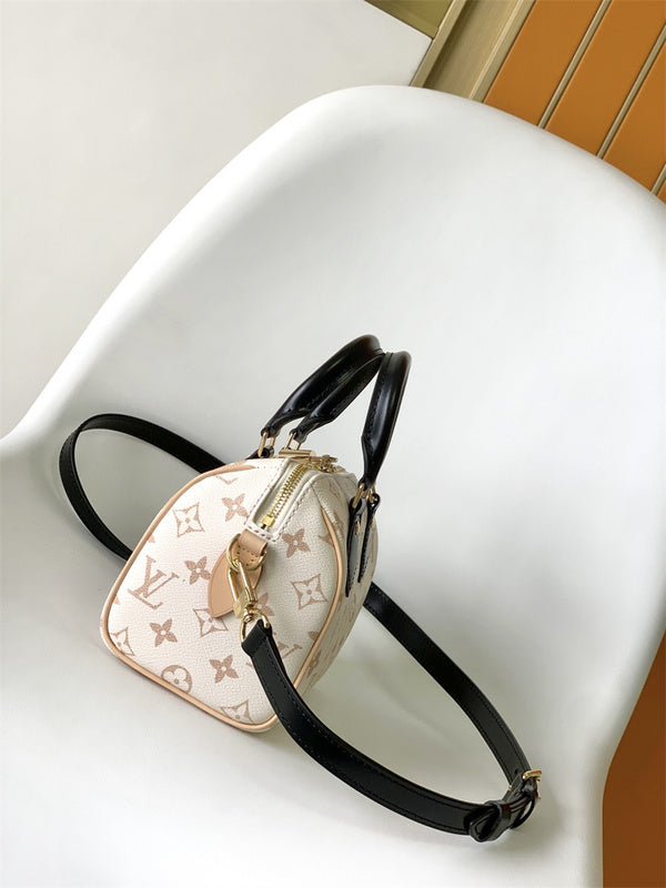  shopper bag interior and compartment view