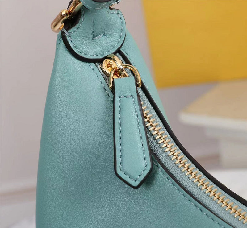 Ziva's Charm handbag – close-up view (Standard Size)