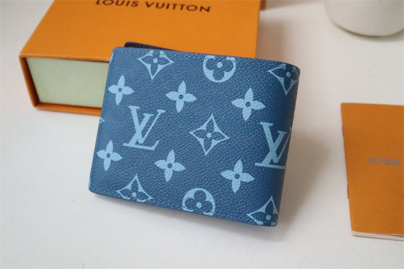  Tailored shoulder bag front view 13