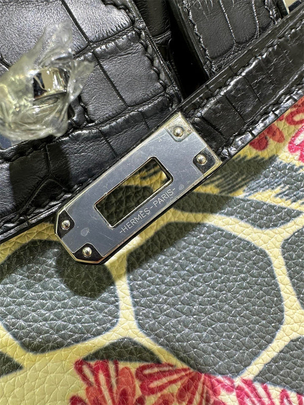  Clean-Lined shoulder bag carried on shoulder 10