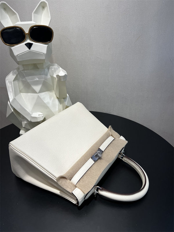  Tailored shoulder bag front view 7