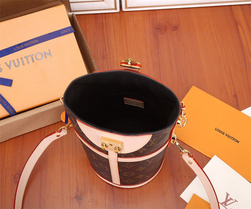  shoulder bag interior and compartment view 9