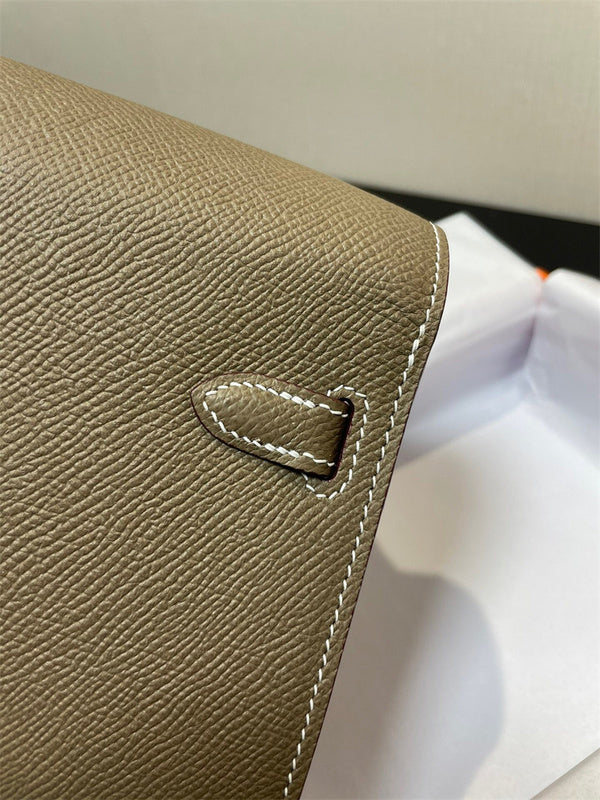  Streamlined carryall bag front view 25