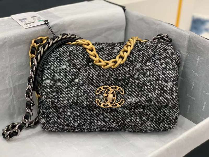Zivas Charm Modern Minimalist Look Luxury Handbag (Structured Everyday Essential) – Detail View