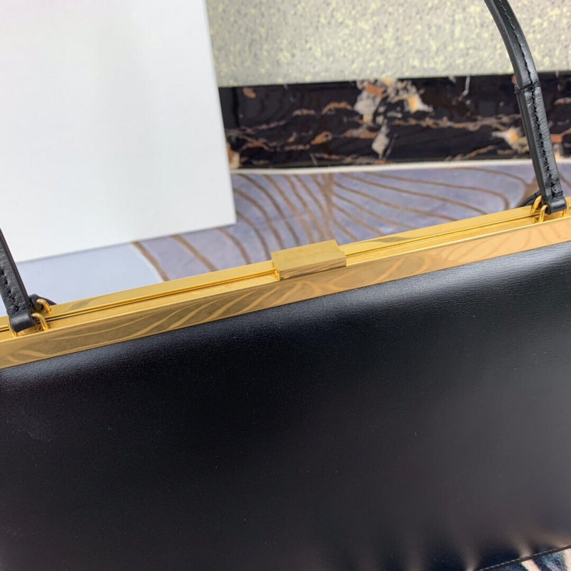 Handle and strap detail of sleek elevated women's handbag – women's statement bag