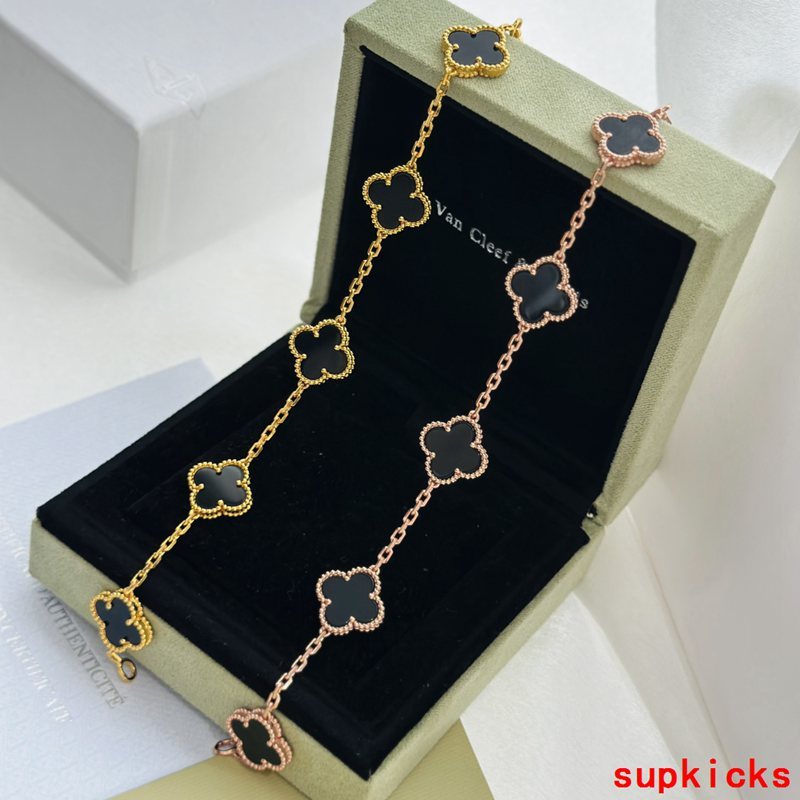 Angled view of Van Cleef & Arpels unisex jewelry piece