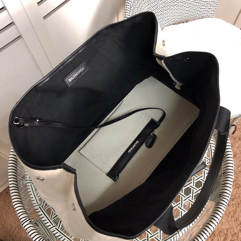 Side profile of refined modern women's handbag – women's luxury accessory