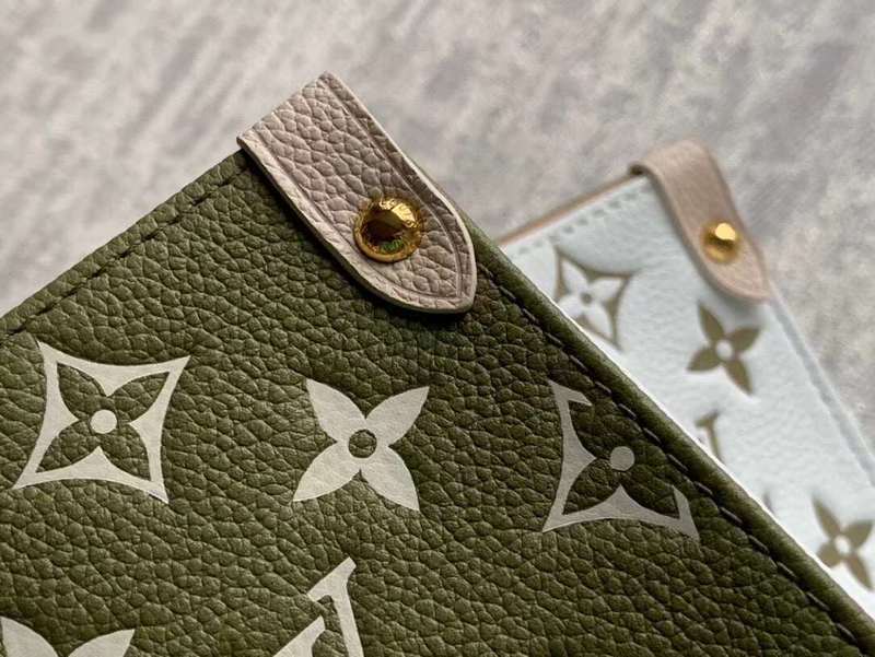 Handle and strap detail of statement chic women's handbag – women's everyday handbag