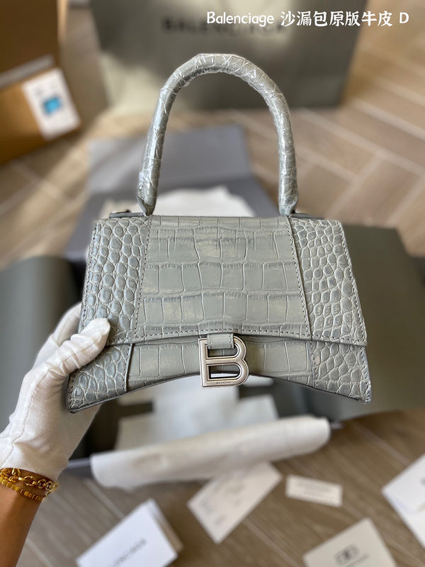 Ziva's Charm handbag – detail view (one versatile size)