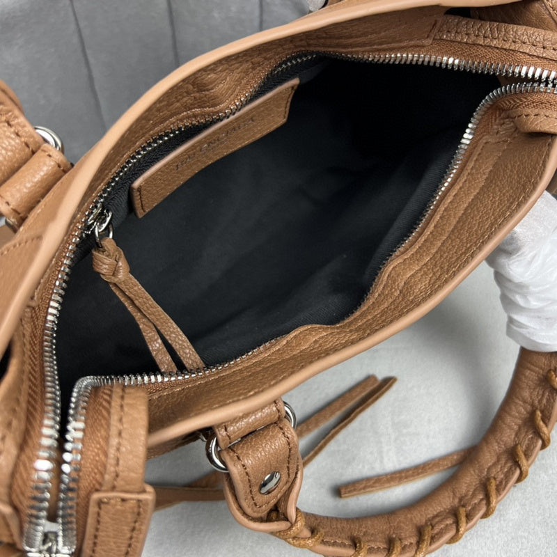 Zivas Charm Modern Edge Statement Handbag (Refined Practical Design) – Detail View