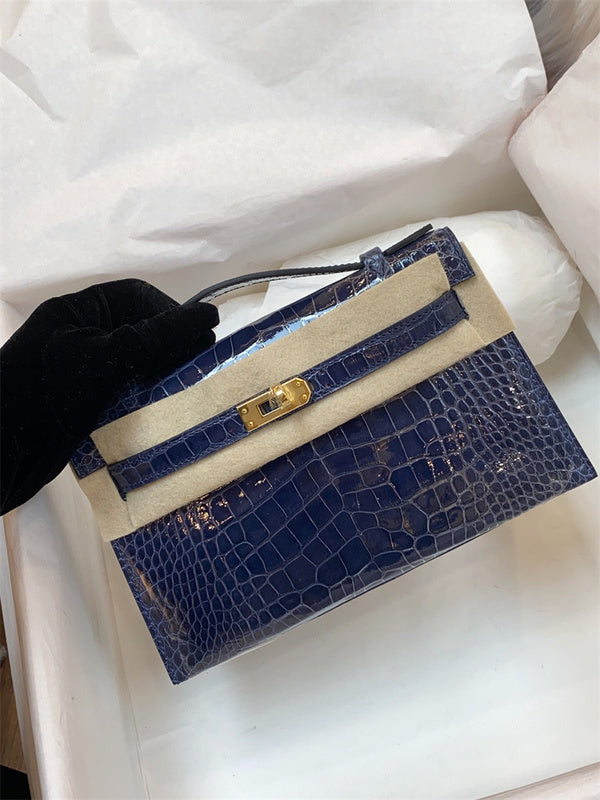  smart carryall bag styled with outfit 36