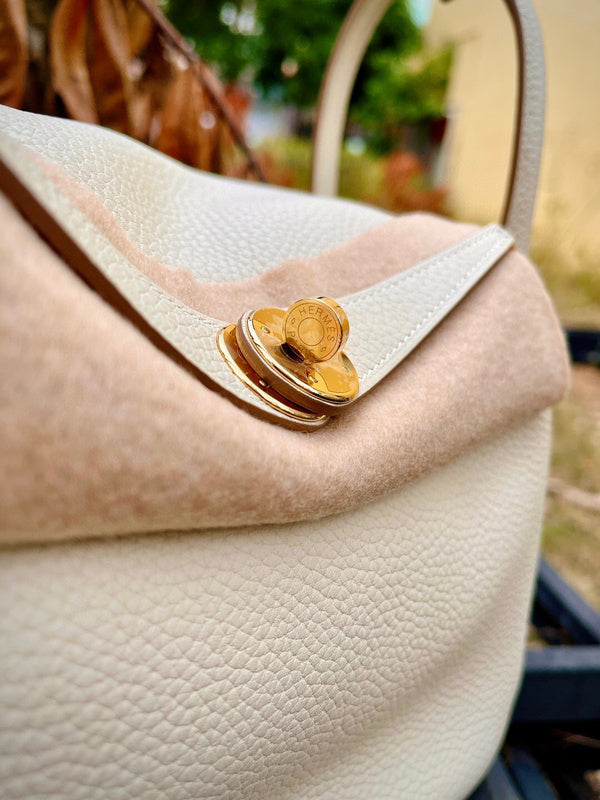 Effortless handbag styled for everyday wear