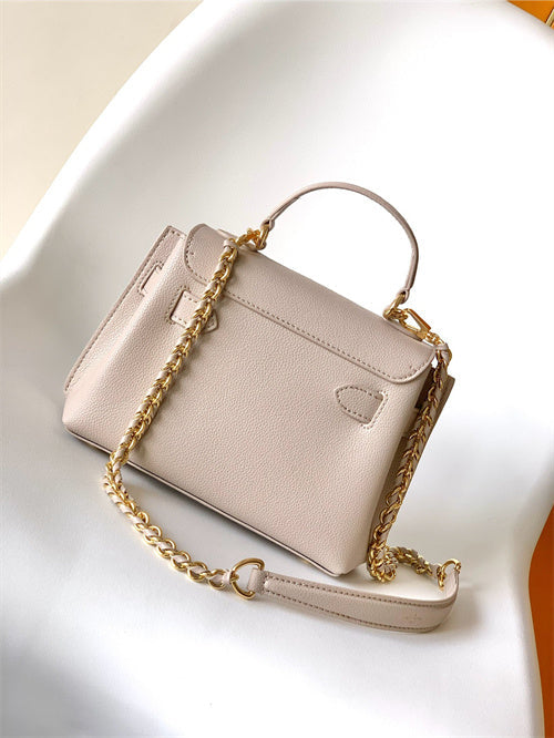  Essential shopper bag carried on shoulder