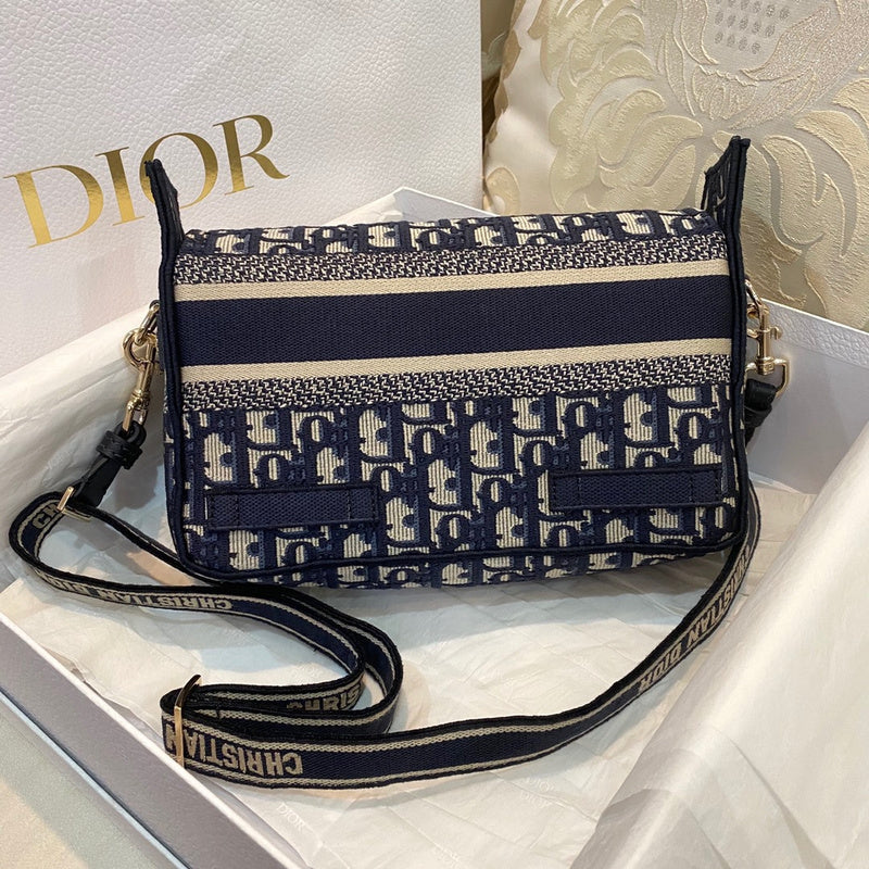 Handle and strap detail of sleek refined women's handbag – women's statement bag