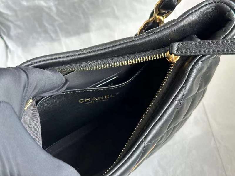 Zivas Charm Streamlined Design Everyday Handbag (Modern Wardrobe Staple) – Close-Up Detail