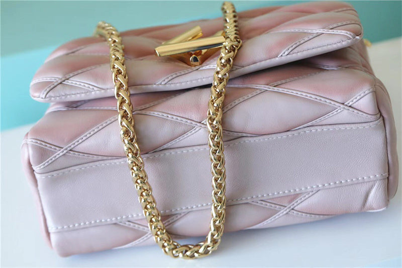  Elegant carryall bag front view 31
