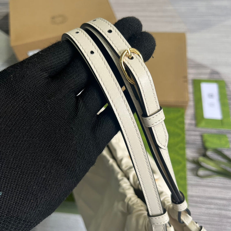 Handle and strap detail of chic signature women's handbag – women's statement bag