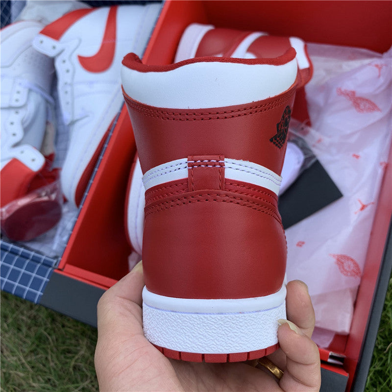 Nike Men's & Women's Premium Designer Sneakers — Style 070 angle view