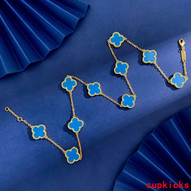 Full view of Van Cleef & Arpels unisex jewelry piece