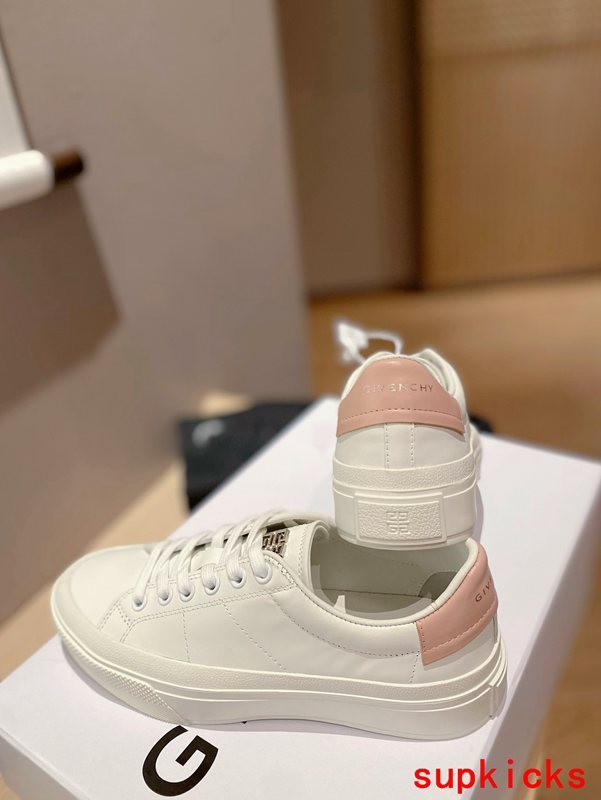 Givenchy shoes Style 014 - logo and branding close-up