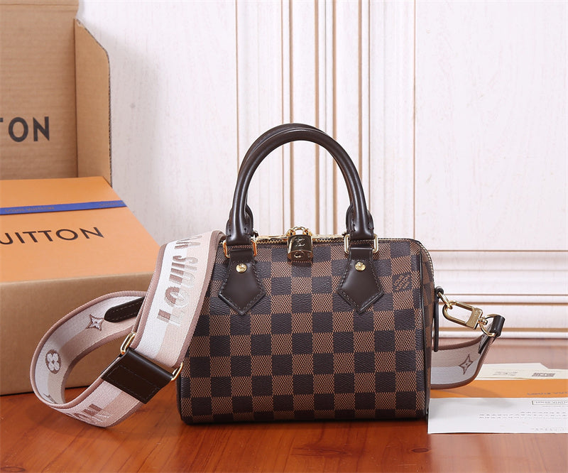  shopper bag interior and compartment view