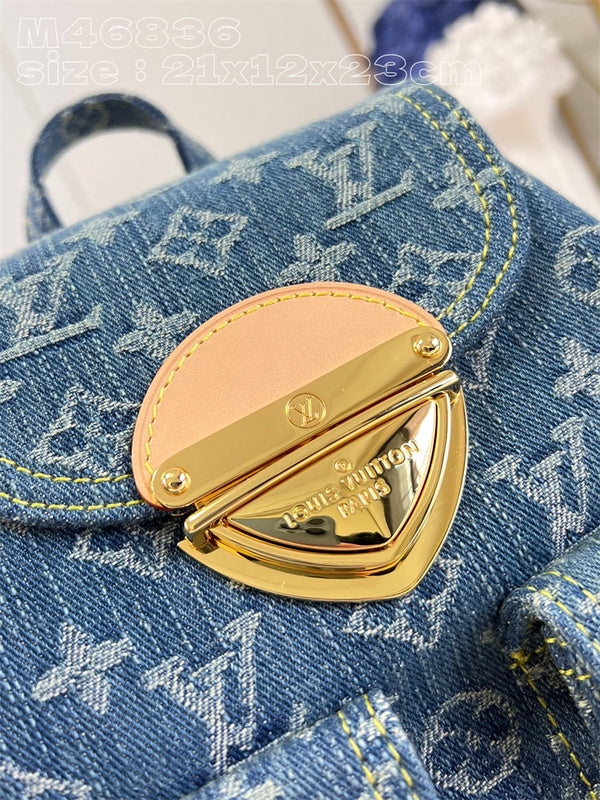  crossbody bag interior and compartment view