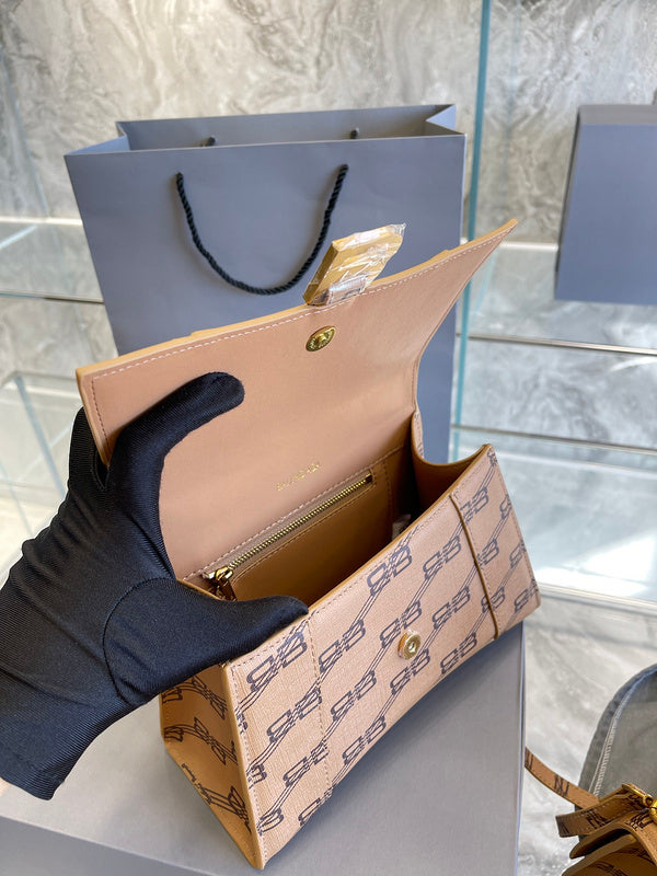 Ziva's Charm handbag – product shot (one versatile size)