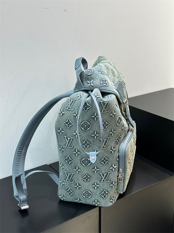  Versatile shopper bag carried on shoulder 10
