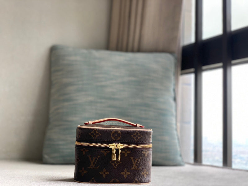  Polished structured bag front view