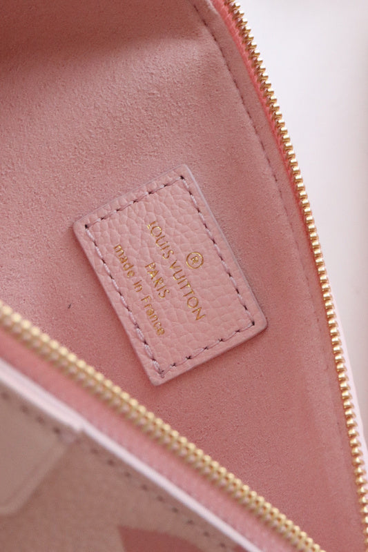 Handle and strap detail of refined classic women's handbag – women's statement bag